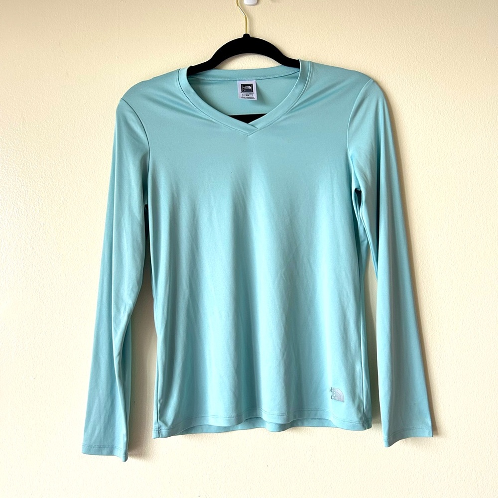 NWOT The North Face Women’s Medium Athletic Top Baby Sky Blue Gym Ski Workout